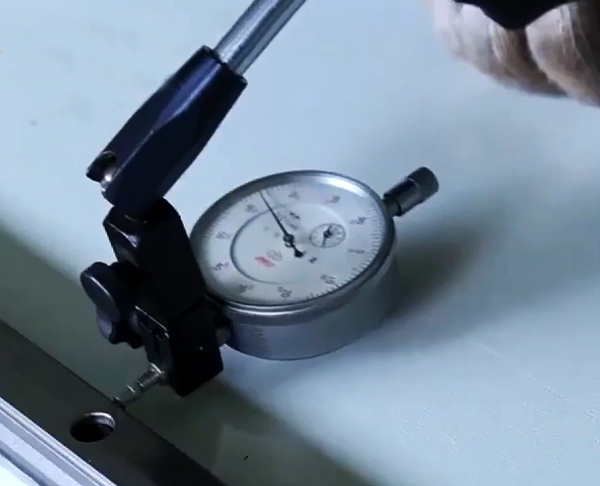 Процесс инспекции качества фабрики гравировки